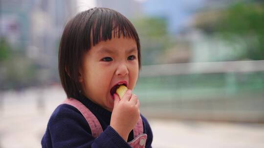 吃零食小女孩特写镜头