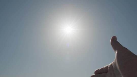 手触摸太阳祈求希望加油打气明天更好