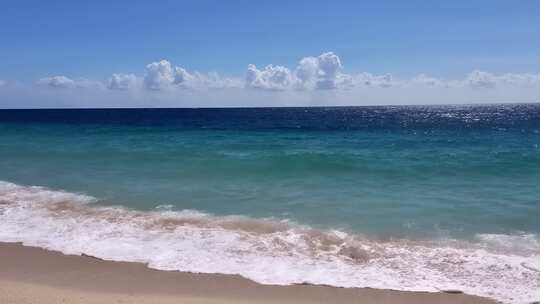 海滩大海蓝天白云全景