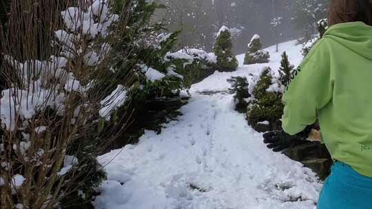 带着狗在雪地上奔跑的女人