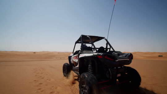 沙滩车行驶在沙漠中
