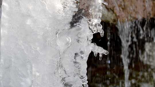 春暖花开冰雪融化滴水泉水空镜