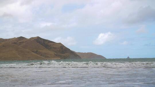 海浪拍打着新西兰海滩视频素材模板下载