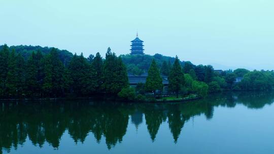 清晨时分的雷峰塔