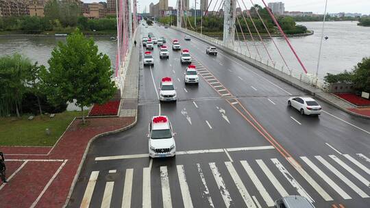 婚车车队行驶在马路和桥梁上视频素材模板下载