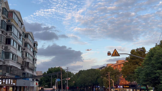 黄昏飞机飞过城市上空 傍晚飞机飞过天空视频素材模板下载