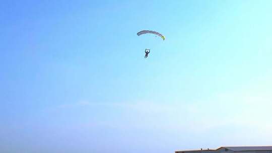 外国女孩滑翔伞成功落地