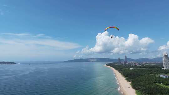 航拍三亚海棠湾蓝天白云动力伞直升机海岸线