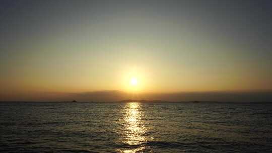 大海日出海面阳光海水波光粼粼太阳照射水面