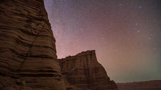 戈壁雅丹的银河星空延时