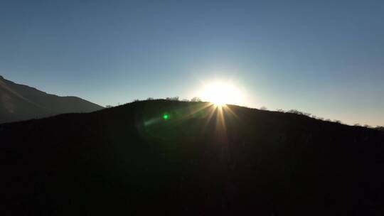 自然风光视频中国西部逆光高原湖泊高山阳光