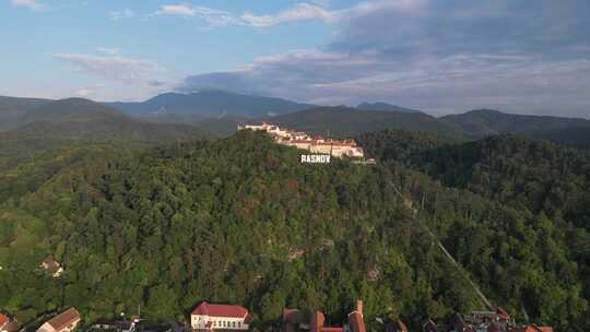 拉斯诺夫镇和堡垒城堡在山顶喀尔巴布韦，罗视频素材模板下载