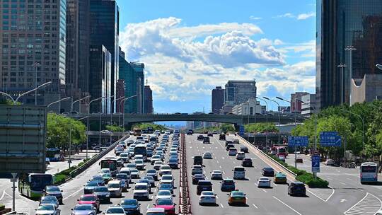 北京蓝天白云三环路道路车流川流不息