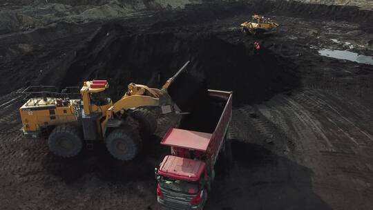 挖掘机在煤矿工作