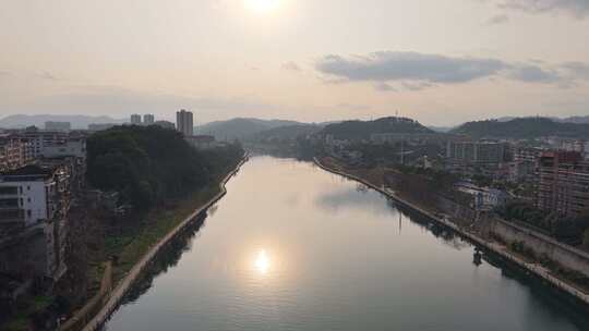 城市河流与建筑全景