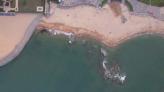 俯拍大海海浪沙滩礁石