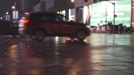 雨夜闹市人流016