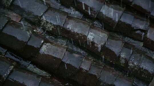 江南雨季暴雨雨滴滴落在传统清水瓦墙上