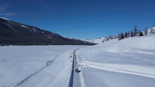 新疆喀纳斯雪景-雪路跟车前行