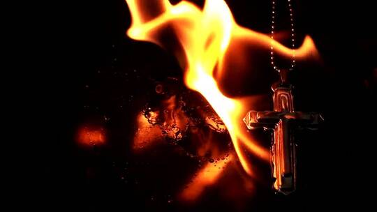 燃烧的基督教十字架