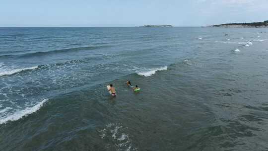 人们在海里游泳