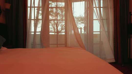 卧室窗前阳光照床铺场景