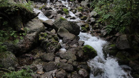 岩石中流淌的瀑布小溪视频素材模板下载