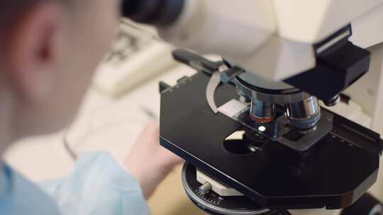 科学家使用显微镜检查样品视频素材模板下载