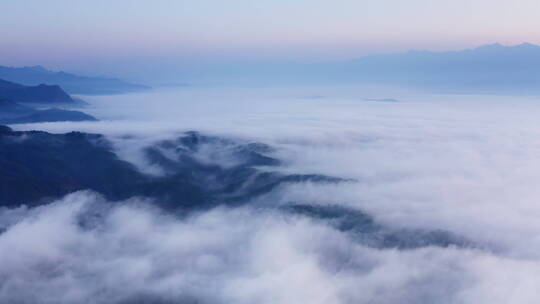 云雾中的水墨群山