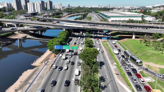 高速公路上交通繁忙的城市景观