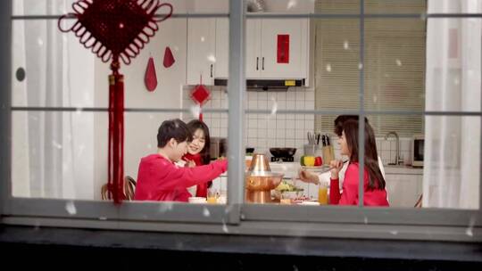 过年一家人 吃年夜饭