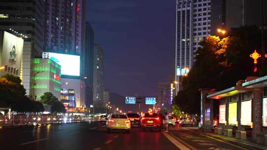 城市夜景开车行驶第一视角夜晚下班驾驶汽车