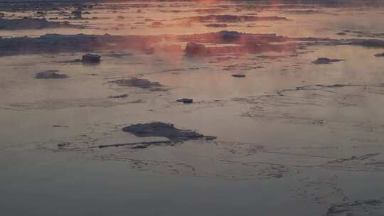 黄昏，金色雾气漂浮在大型冰冻湖泊上的电影