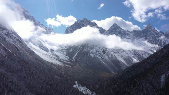 震撼航拍雪山