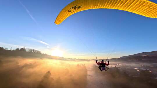 FPV无人机航拍动力滑翔伞飞行日出森林高山