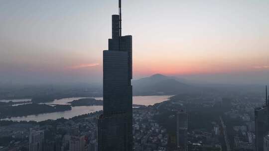 日出时分的江苏南京紫峰大厦玄武湖航拍
