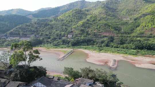 依山傍水的小镇风光全景