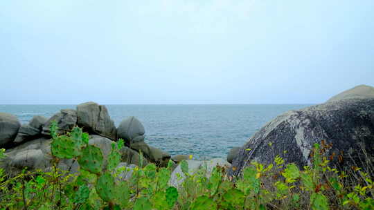 海南三亚海景 大海边蓝色海浪拍打礁石岩石