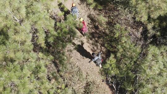 4K航拍云南丽江玉龙雪山大峡谷徒步