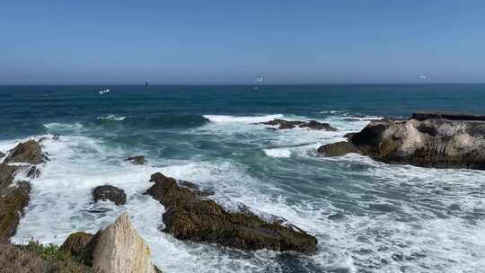 海边海浪拍打礁石海鸥飞翔海滩浪花