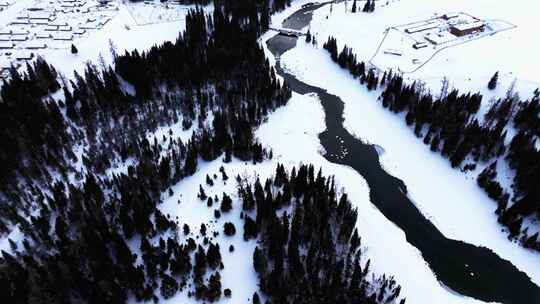 航拍新疆冬季喀纳斯湖雪景雪山森林冰河晨雾