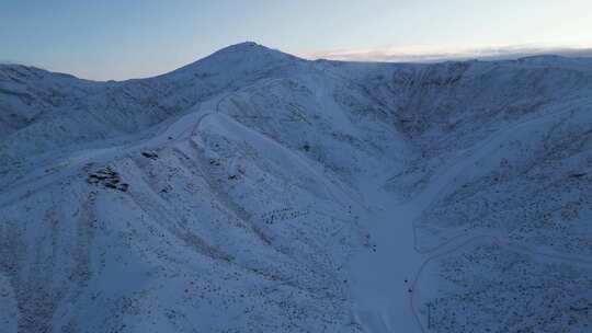 航拍新疆阿勒泰冬天滑雪场单板滑雪