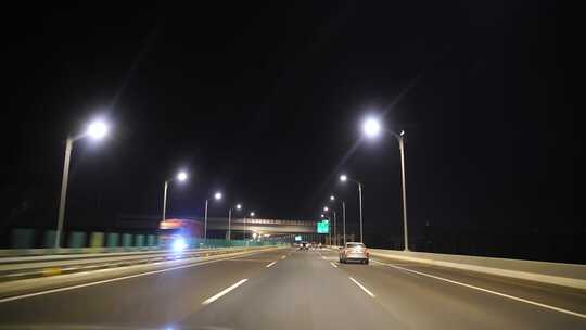 夜间开车行驶在城市道路夜晚城市车窗外风景