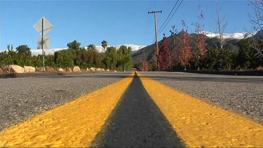 道路上双黄线的街道平面图