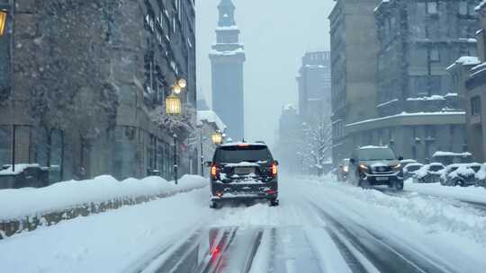 大雪纷飞中车辆在积雪街道上行驶