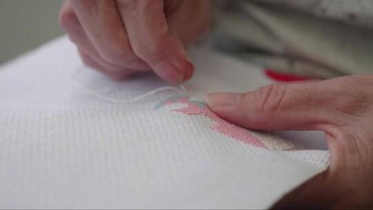 女人缝制十字绣的特写视频素材模板下载