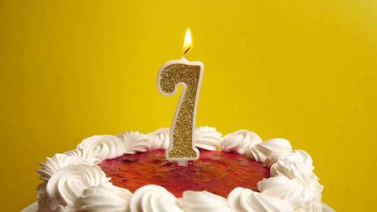 07.插入节日蛋糕的数字7形式的蜡烛被吹视频素材模板下载