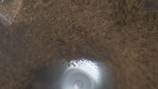 咖啡豆在搅拌机内转动