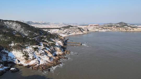 航拍山东荣成成山头的雪后海岸视频素材模板下载