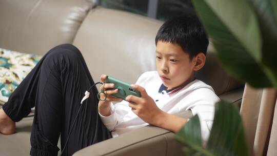 男孩在手机上玩游戏